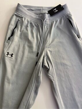 Under Armour NWT men’s grey loose fit, size small tricot joggers